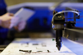 Découpe laser à Toulouse : quand la sous-traitance devient la solution la plus rentable