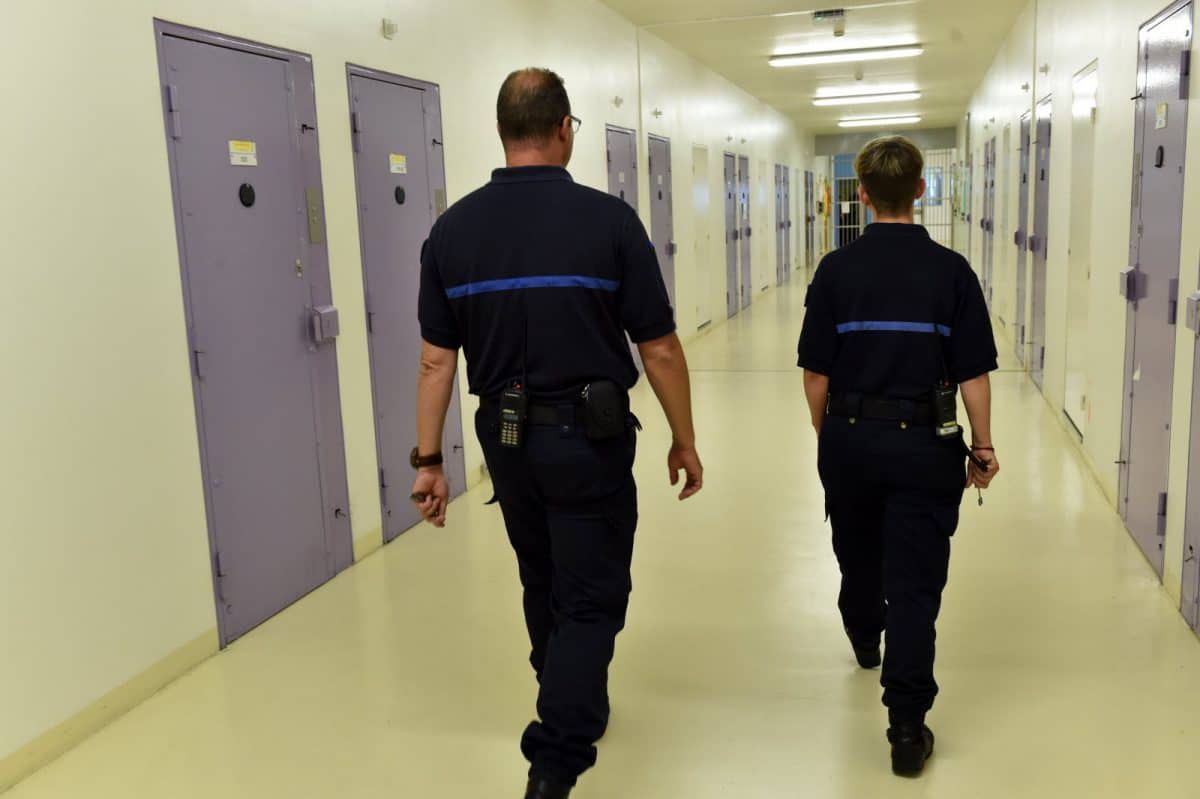 surveillant pénitentiaire